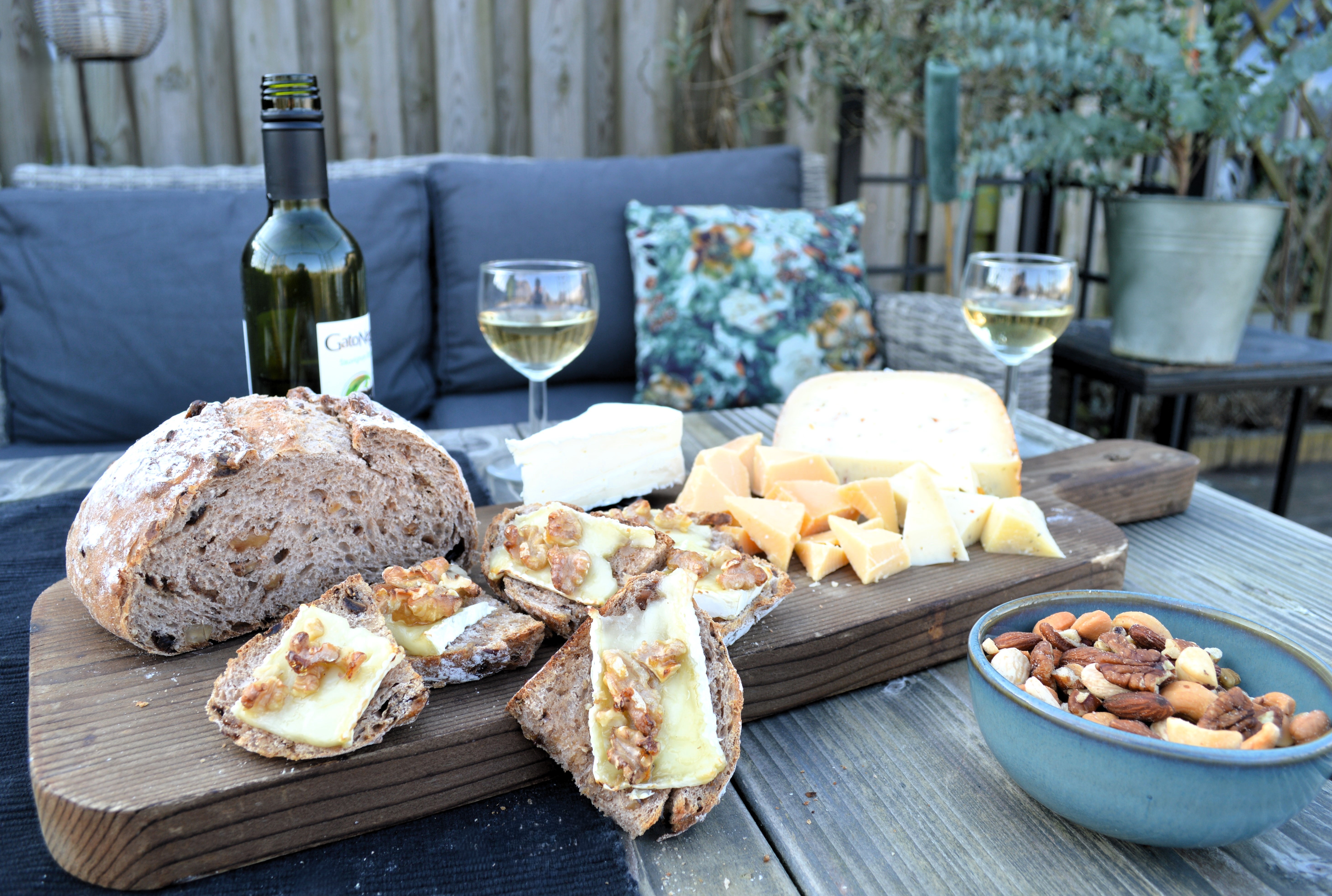Dadelnoten brood met brie en honing.